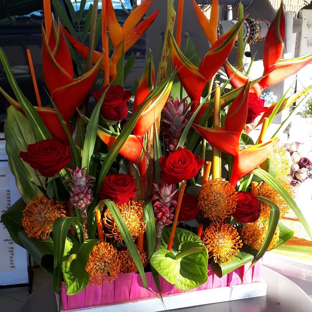 Composition En Hauteur De Fleurs Exotiques Fleurs Et Deco Fleuriste A Arcachon